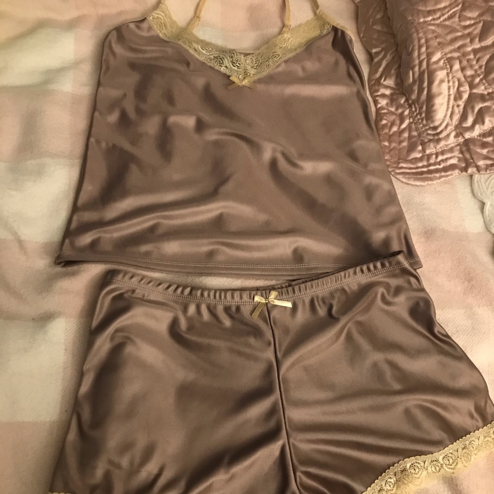 𝑀𝐼𝐷𝑁𝐼𝐺𝐻𝑇 ᑕOᑕO ♡︎ 𝐿𝑂𝑈𝑁𝐺𝐸𝑅𝐼𝐸 𝑆𝐸𝑇 - Picture 2 of 16